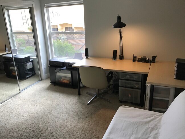 Building Photo - 1951 N Beachwood Dr