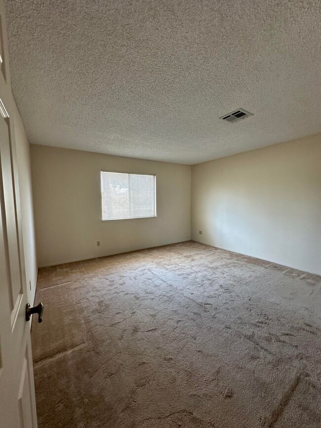 Building Photo - 2 bedroom condo near UNLV