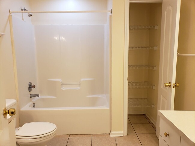 Building Photo - Large 4 bedroom town home with ceramic tile for rent right away for $1650