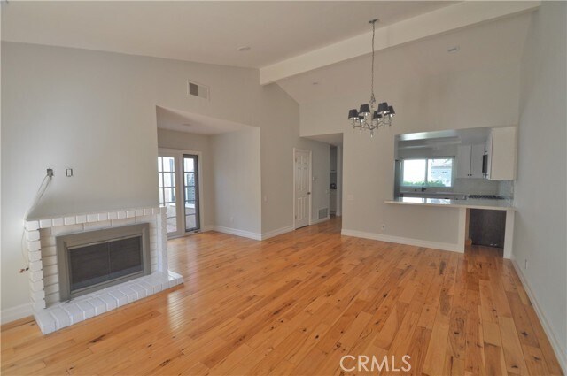 Building Photo - 6 Acorn