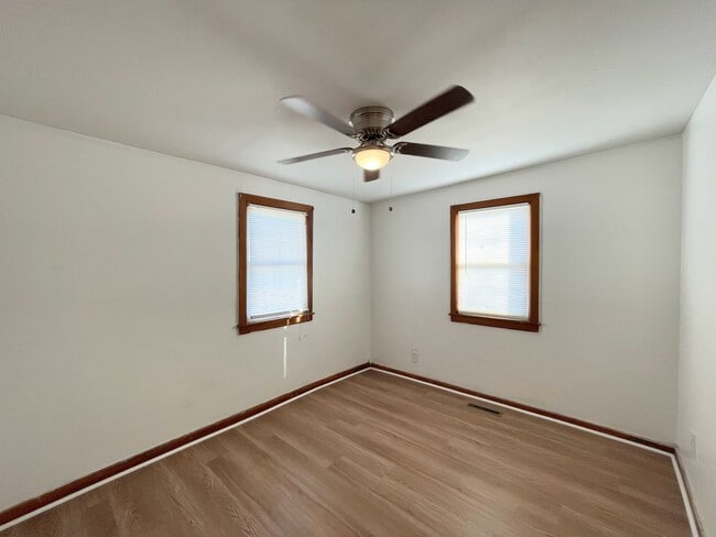 Building Photo - 2 Bed 1 Bath with 2-Car Detached Garage