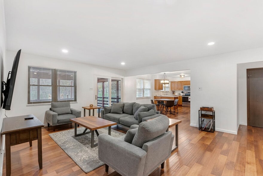 Building Photo - 1010 Providence Rd