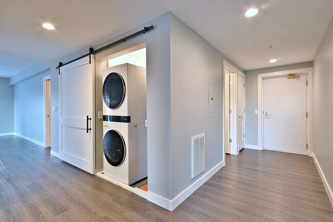 Building Photo - 210 N Addison Ave