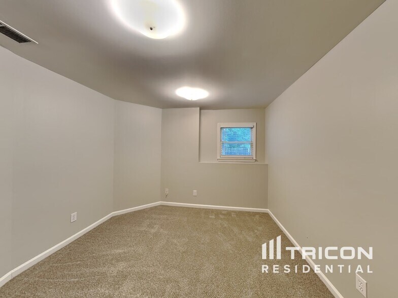 Building Photo - 305 Horseshoe Bend