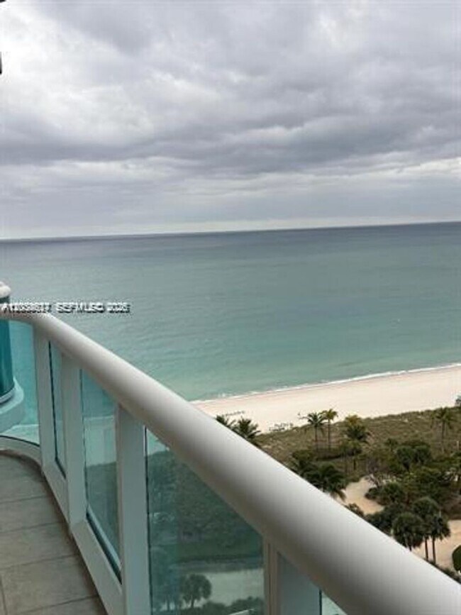 Building Photo - 10101 Collins Ave