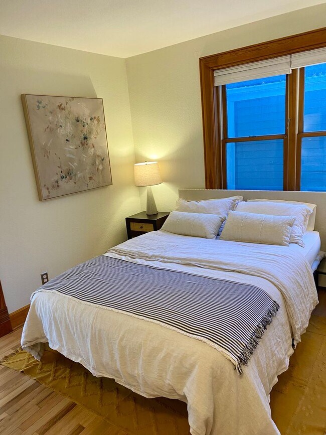 Building Photo - Sunny, Cozy 1 Bedroom Condo - Available for Move-in Now!