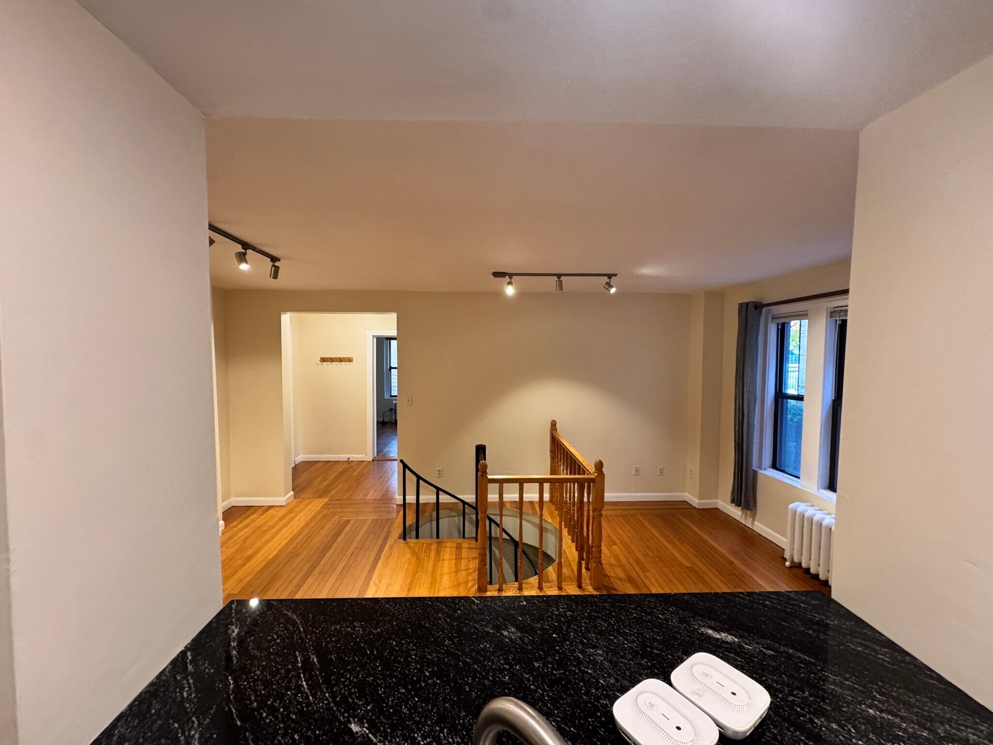 Building Photo - 452 Park Dr