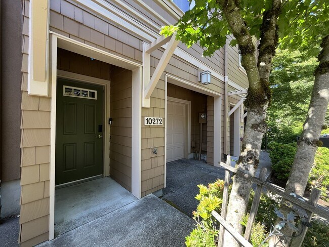 Building Photo - Incredible Forrest Park Townhome!! 2 bedroom, 2 bath, HUGE attached Garage!