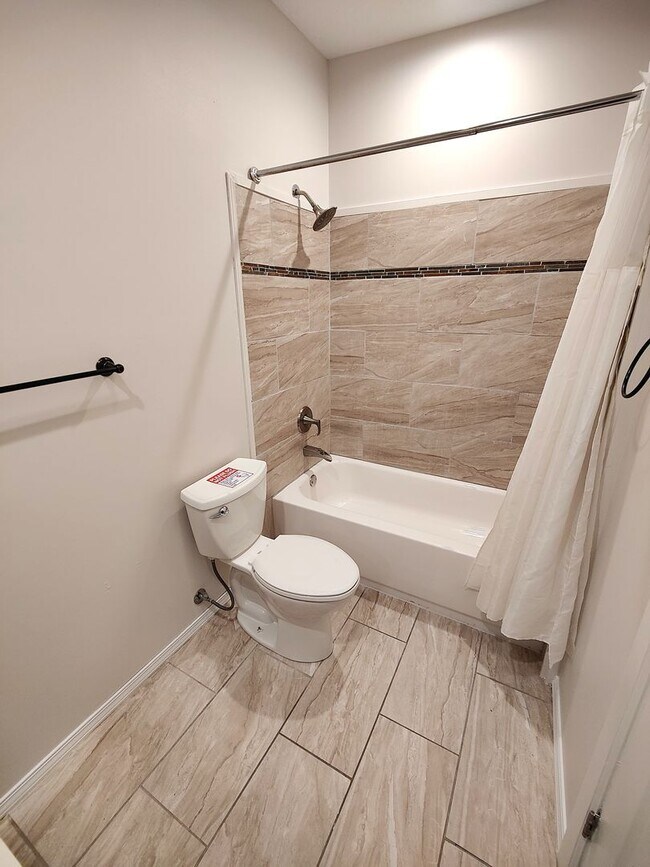 Building Photo - *Recently Updated 2BD/1BA Apartment availa...