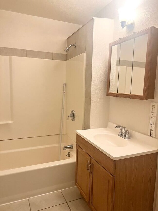 Building Photo - 1 Bed 1 Bath Apartment Near City Park!