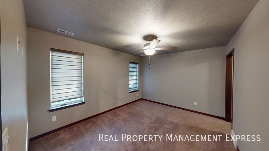 Building Photo - Bright, Spacious, and Move-In Ready 2-Bedr...