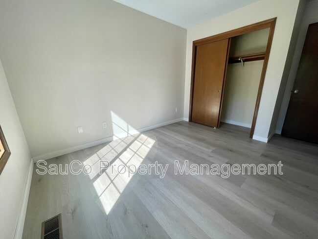 Building Photo - 324 SE 30th Ave