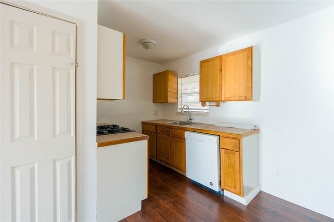 Building Photo - 2145 Sharon Dr