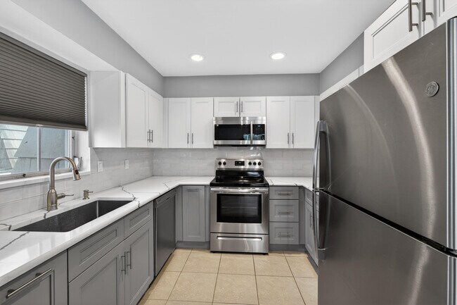 Building Photo - 423 Pine Tree Ct