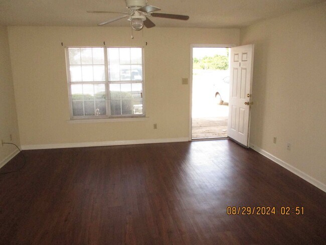 Building Photo - 906 20th Ave