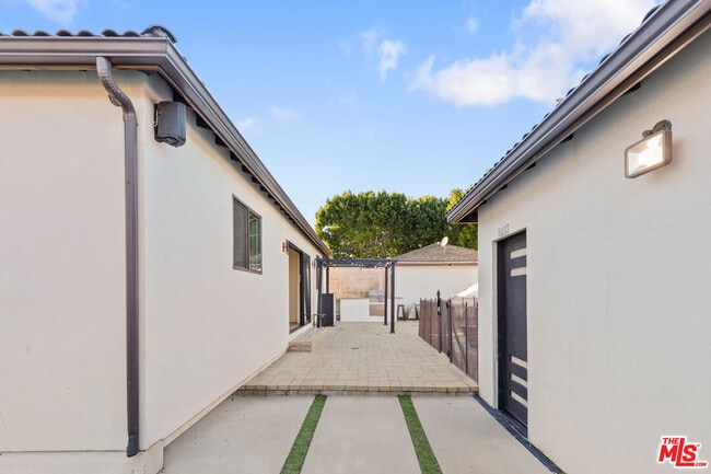 Building Photo - 16835 Halper St