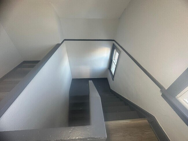 Building Photo - Move in Special!!! NEWLY UPDATED 3 B!EDROO...