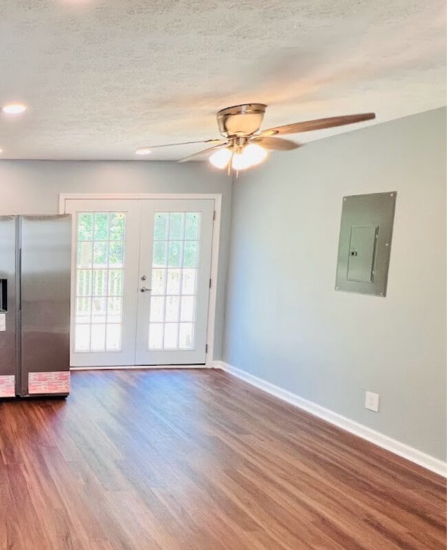 Building Photo - 2141 Robin Hood Ct