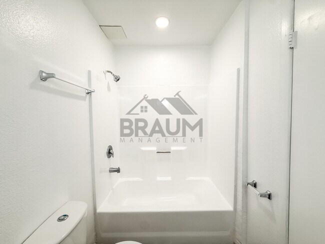 Building Photo - 221 W Elm Ave