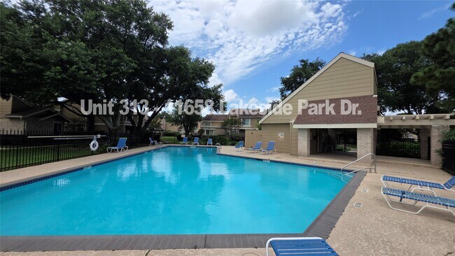 Building Photo - 11658 Lakeside Park Dr