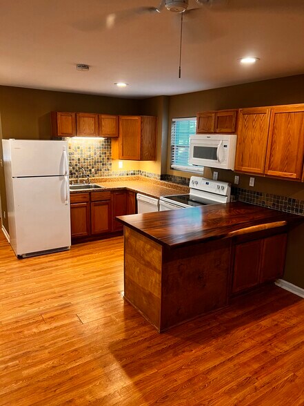 Full new kitchen - 4521 Merle Dr