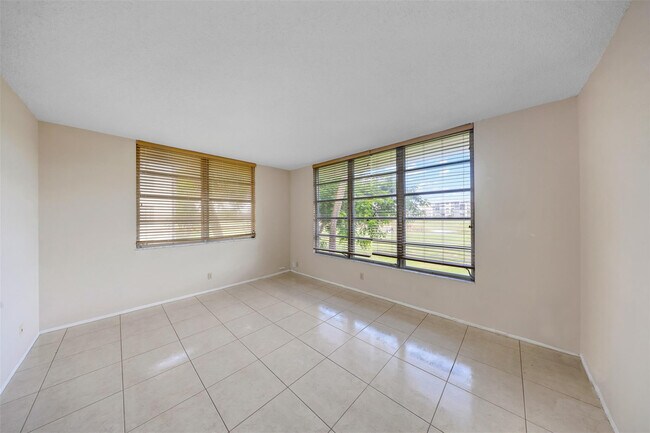 Building Photo - 2601 S Palm Aire Dr