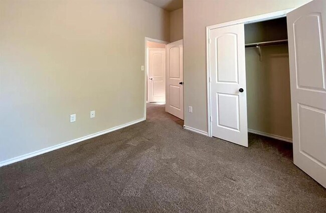 Building Photo - 137 Creekside Villa Dr