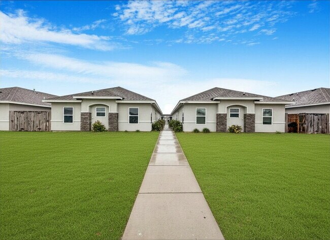 Building Photo - Beautiful and big 3 bedroom 2 full baths in gated community in Weslaco