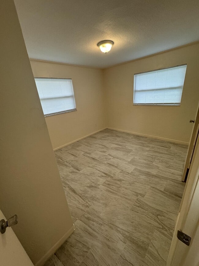 Building Photo - 970 Butia St