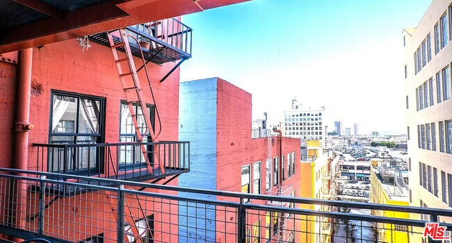 Building Photo - 746 S Los Angeles St