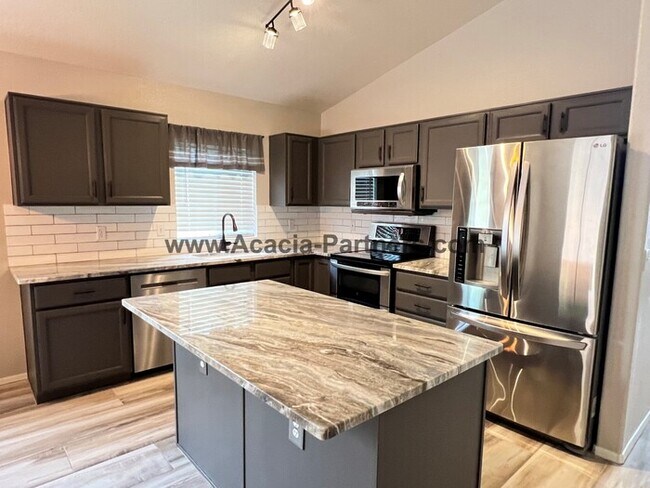 Building Photo - Three Bedroom home in Rancho Escondido