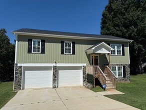 Building Photo - Fully Furnished 3 Bedroom, 2 Bath Home wit...