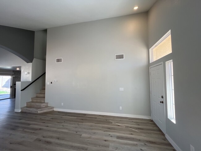 Building Photo - Beautiful modern 2 story home located in N...