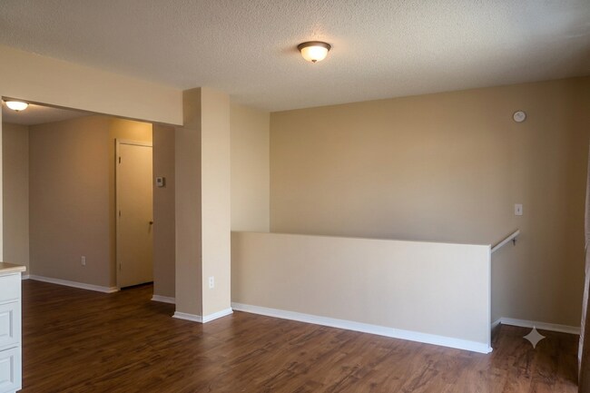 Building Photo - Spacious 3 Bedroom