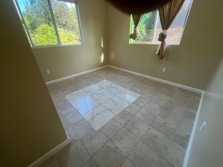 Building Photo - 4932 Campanile Dr