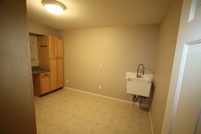 Building Photo - 9010 Sahalee Dr