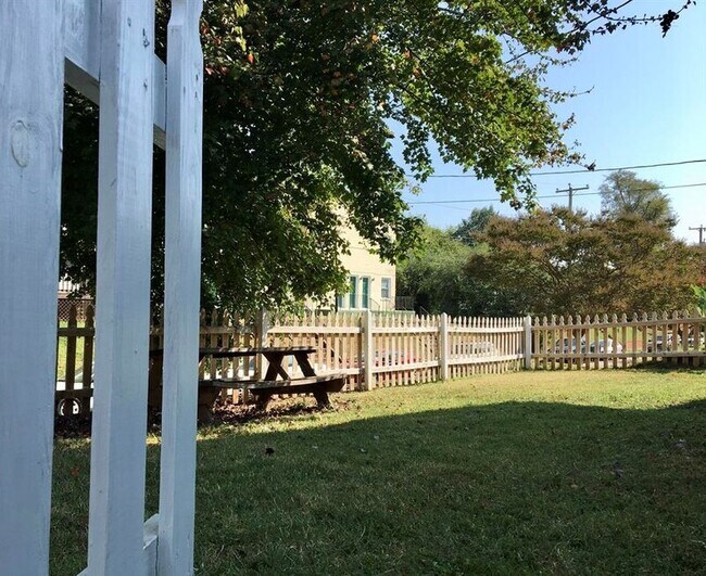 Building Photo - 1911 Lakeview Ave