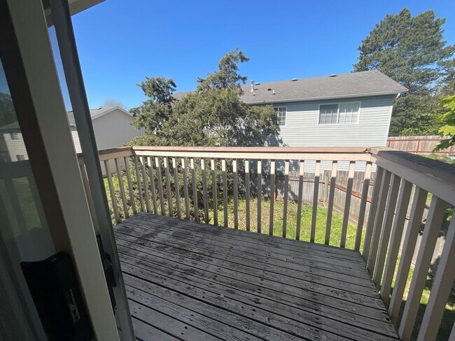 Building Photo - 2 Bed, 1 Bath Apartment with Parking Space...