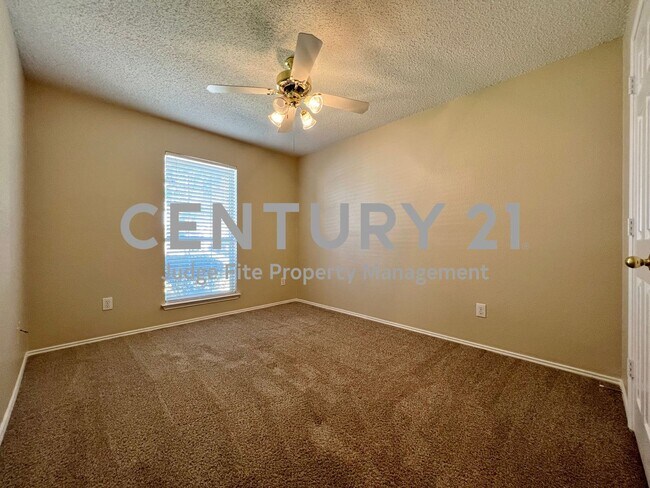 Building Photo - Charming Single-Story 3/2/2 in Crowley ISD For Rent!