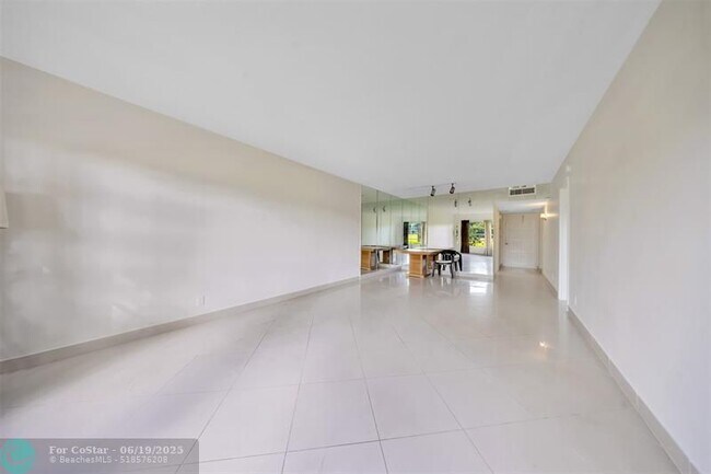 Building Photo - 2850 N Palm Aire Dr