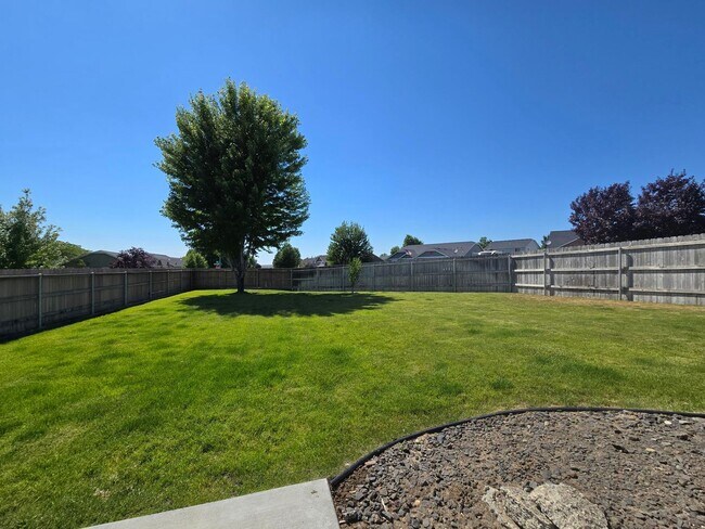 Building Photo - Gorgeous Ranch on Huge Lot!