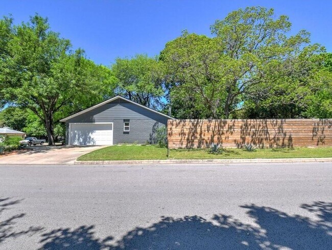 Building Photo - 6605 Clubway Ln