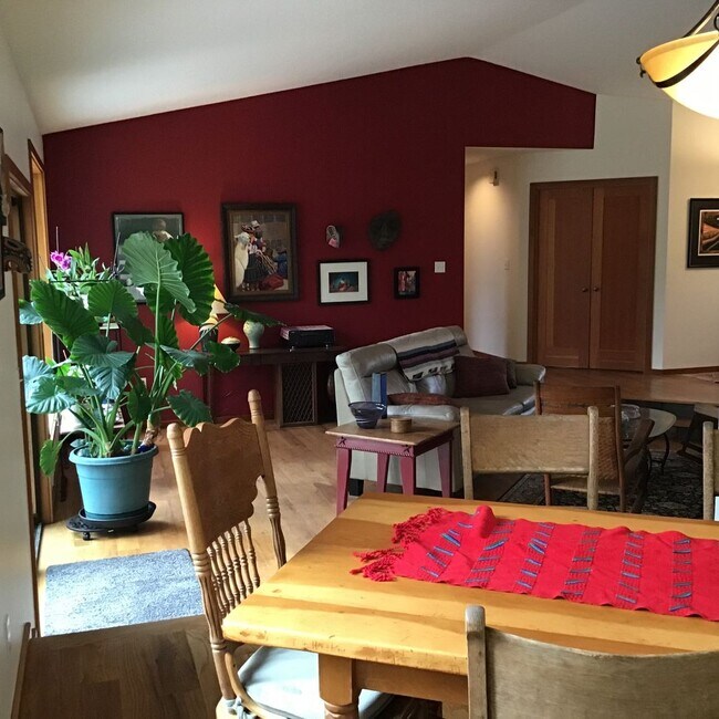 Building Photo - SEASONAL FURNISHED SHORT TERM RENTAL Offer...