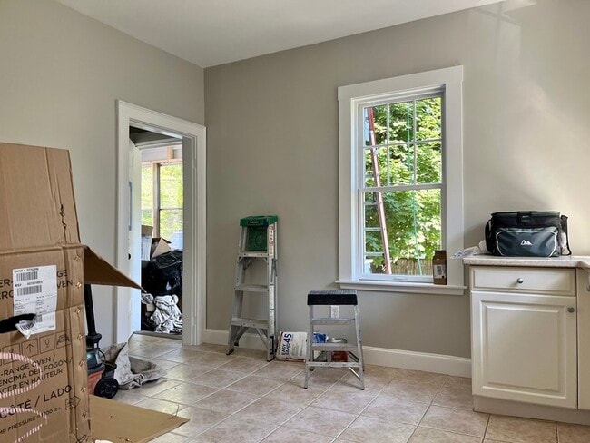 Building Photo - 72 Everett St