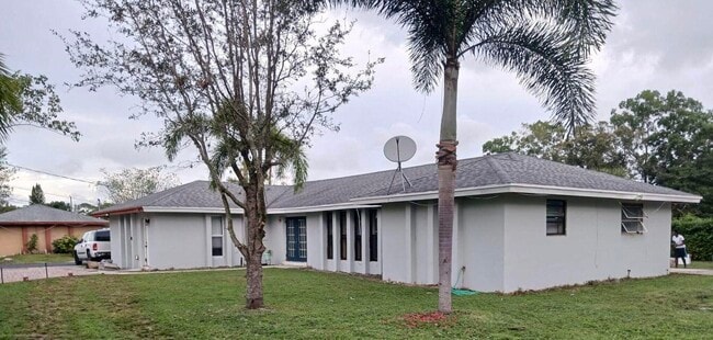 Primary Photo - 1430 N Stacy St