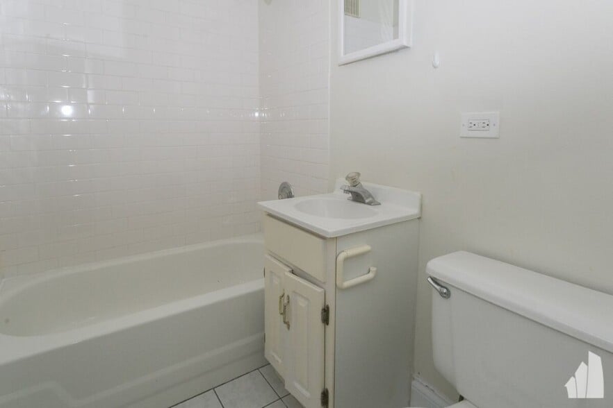 Building Photo - 4615 N Malden St