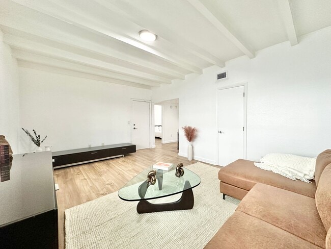 Building Photo - LARGE 1 BEDROOM FULLY FURNISHED IN WATERFR...