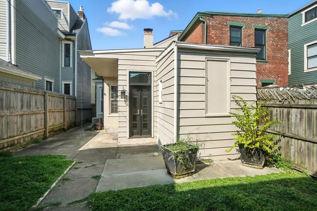 Building Photo - 843 Overton St