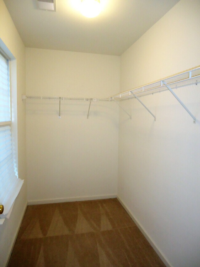 Building Photo - 2051 Stoneleigh Dr