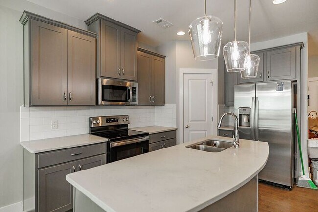 Building Photo - 38 Auburn Wds Dr